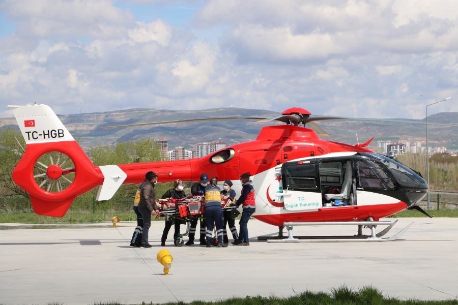 Ambulans helikopter kalbi duran hasta için havalandı