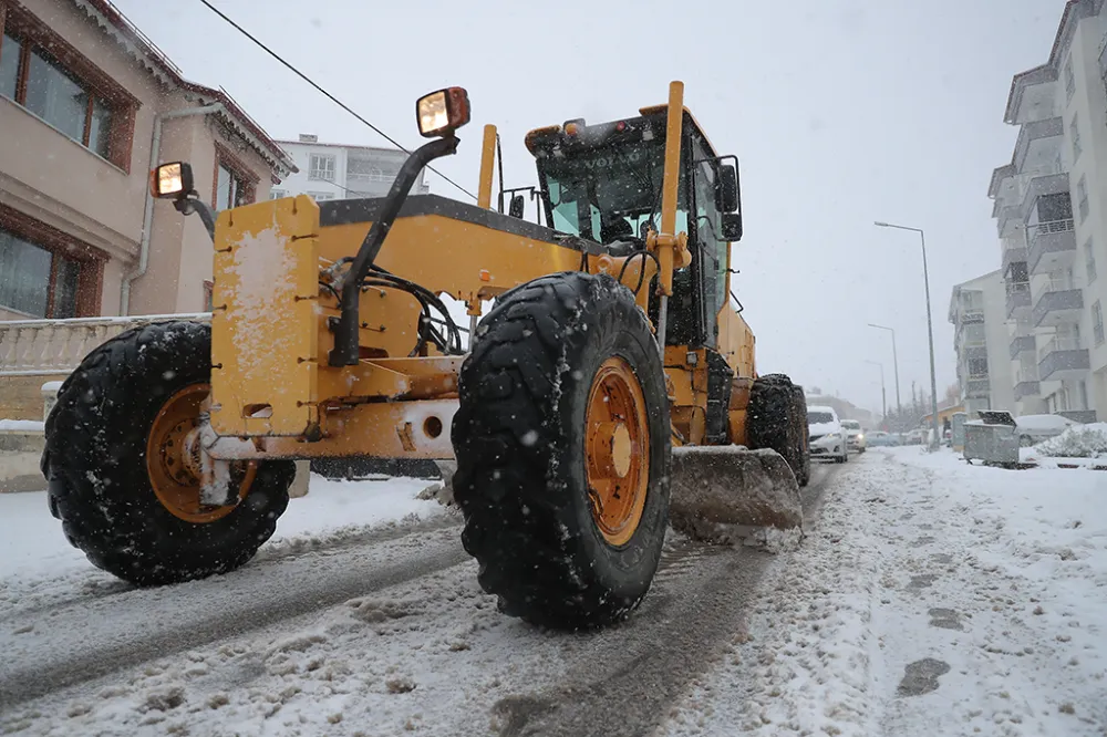 KAR TEMİZLEME ÇALIŞMALARI ARALIKSIZ SÜRÜYOR…