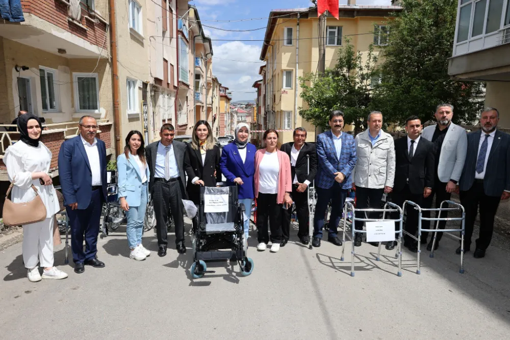 Engellilere tekerlekli sandalye dağıtıldı 