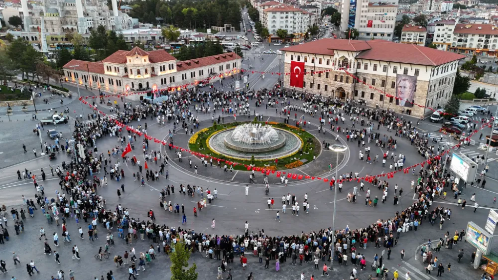 Tarihi meydanda gardaşlık halayı 