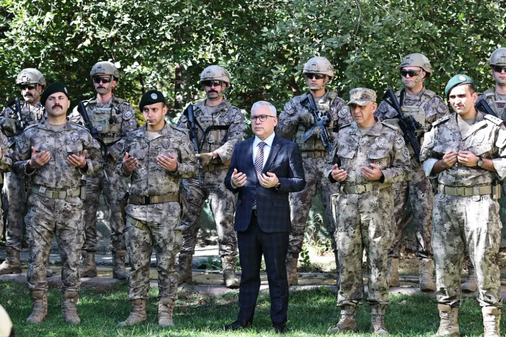 Sivas Valisi, PÖH Timlerini Suriye’ye Dualarla Uğurladı