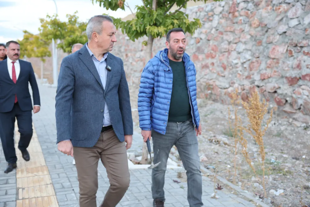 TEMELSİZ DUVAR CADDEDE KAYMAYA NEDEN OLDU.