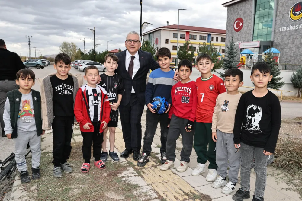 Vali Şimşek, çocukların mutluluğuna ortak oldu