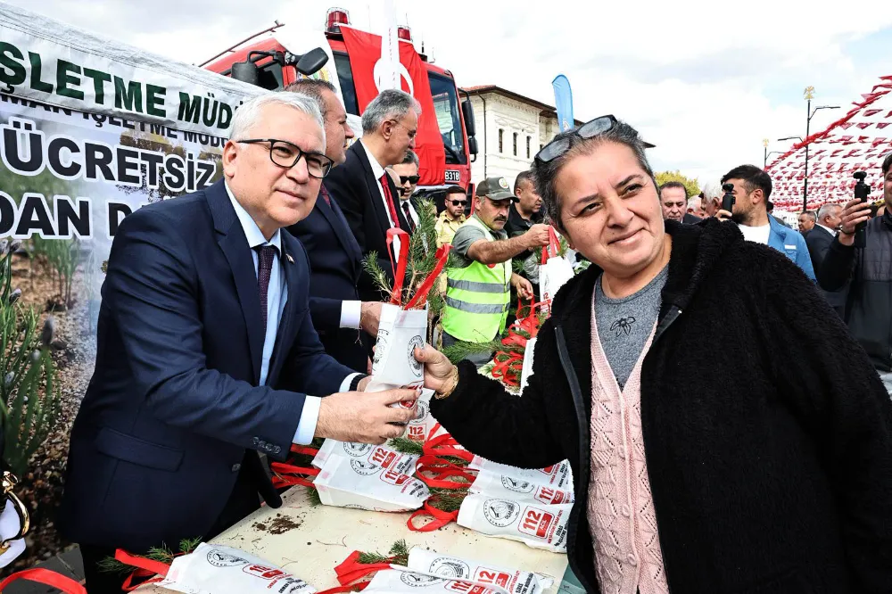 Sivas’ta “Geleceğe Nefes” Etkinliği: Vatandaşlara Fidan Dağıtıldı