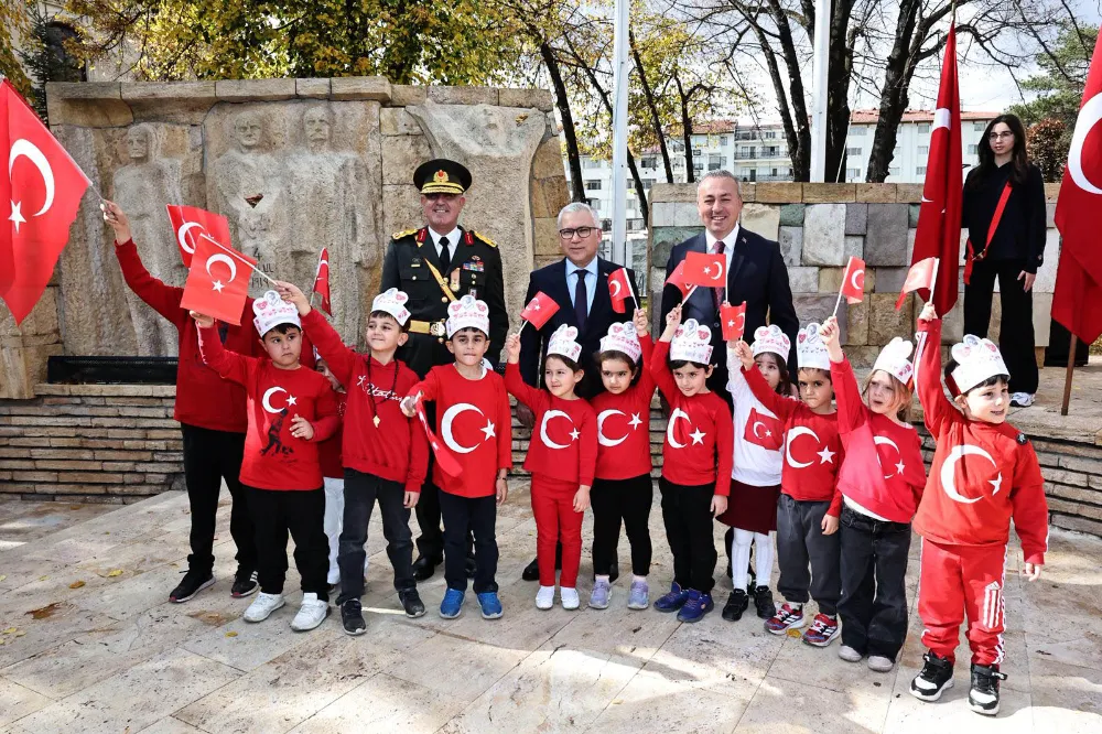 Sivas’ta Cumhuriyet’in 102. Yılı Dolayısıyla Anıta Çelenk Sunuldu