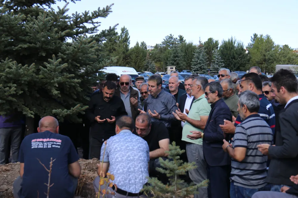 Sivas Esnaf Teşkilatının Acı Günü: Hakkı Demirgil Son Yolculuğuna Uğurlandı