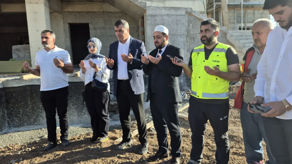 İSKAR İnşaat’tan Önemli Aşama: Kuba Camii’nin Minare Külahı Yerine Kondu