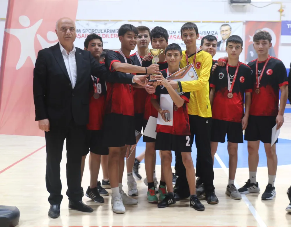 Dereceye giren takımlara kupa ve madalya takdim edildi.