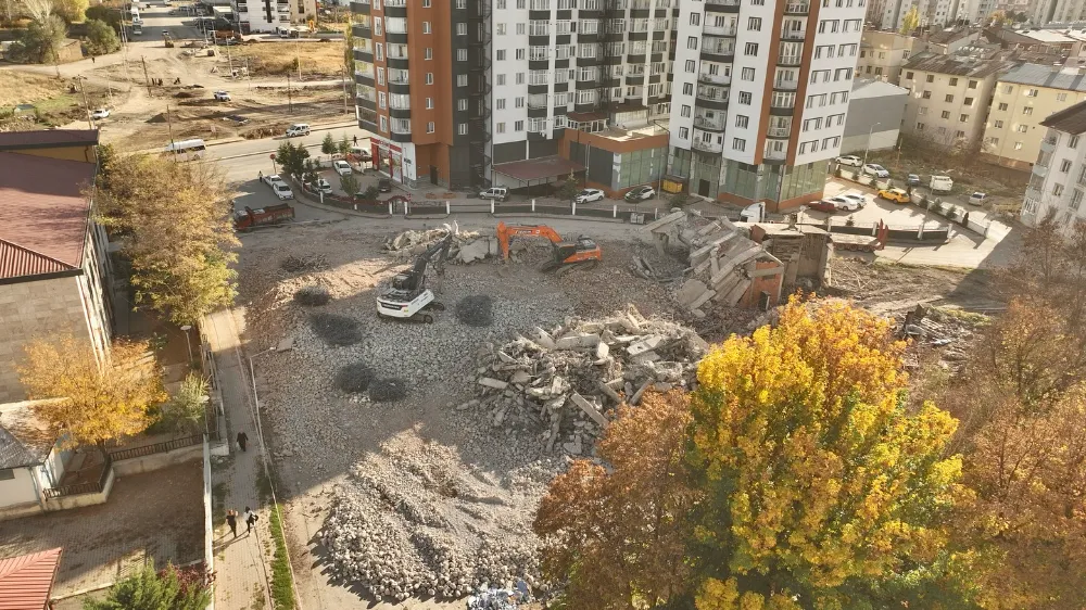 Sivas Belediyesi, 19 Yıllık Metruk Binayı Yıktı 