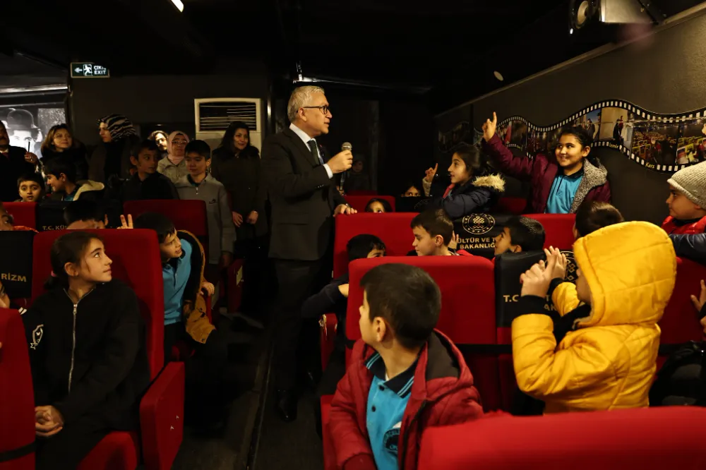 Vali Şimşek, Gezen Sinema Tırı’nda Çocuklarla Bir Araya Geldi