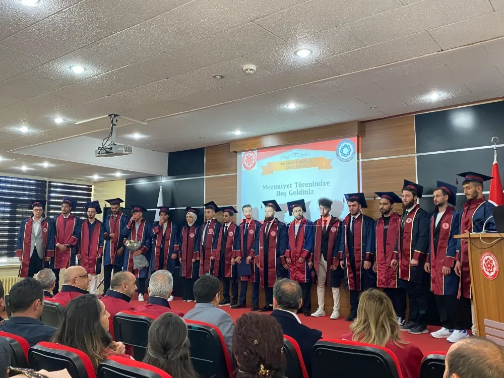 Sivas Cumhuriyet Üniversitesi Teknoloji Fakültesi Mezuniyet Töreni Coşkuyla Gerçekleşti
