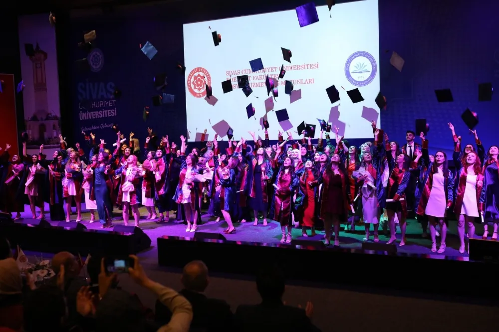Sivas Cumhuriyet Üniversitesi Edebiyat Fakültesi’nde Mezuniyet Töreni Coşkuyla Gerçekleşti