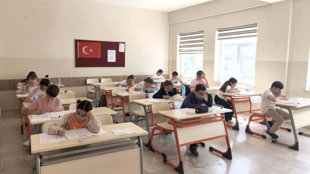 Sivaslı Öğrencilerden Bursluluk Sınavında Türkiye Birinciliği