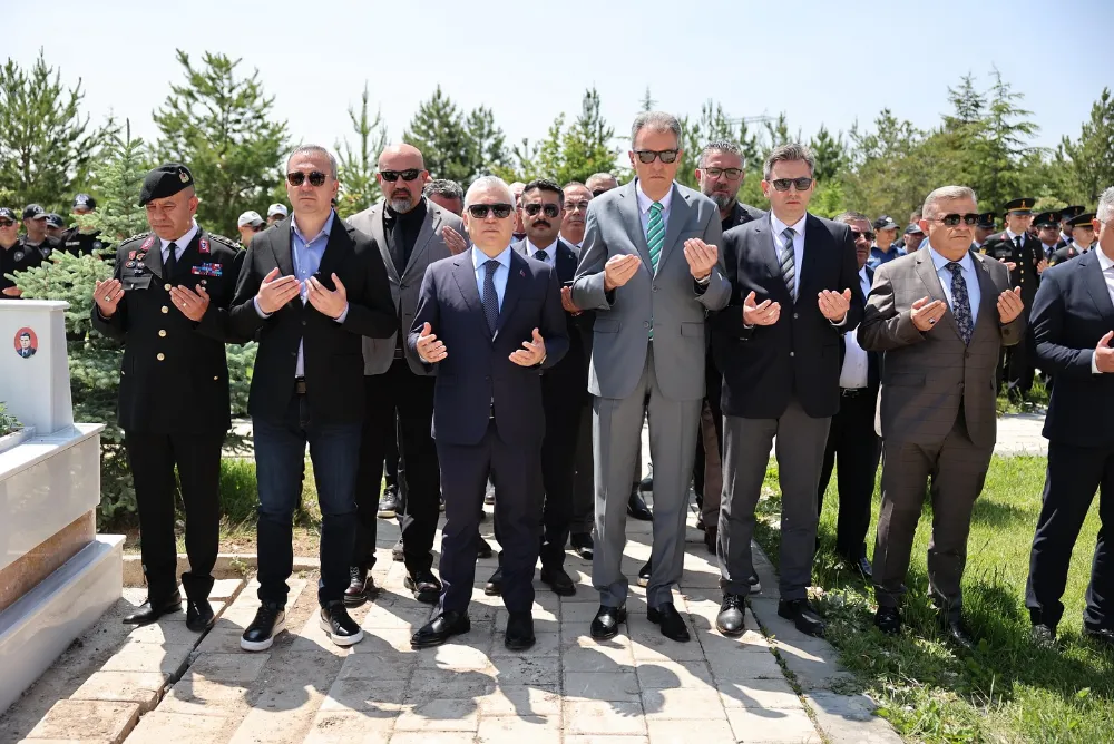 Sivas protokolü şehitlikleri ziyaret etti 