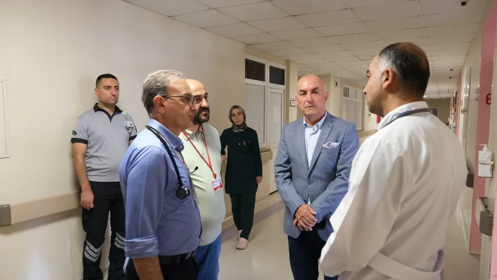 Sivas Cumhuriyet Üniversitesi Rektör Vekili Değirmen, Trafik Kazası Yaralılarını Hastanede Ziyaret Etti