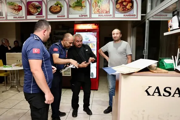 Sivas Belediyesi Zabıta Ekipleri, Yaz Aylarında Gece Denetimlerini Sürdürüyor
