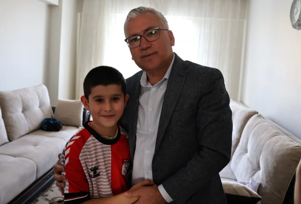 Sivas Valisi Şimşek, Bisiklet Kazası Geçiren Rüzgar Duran’ı Evinde Ziyaret Etti