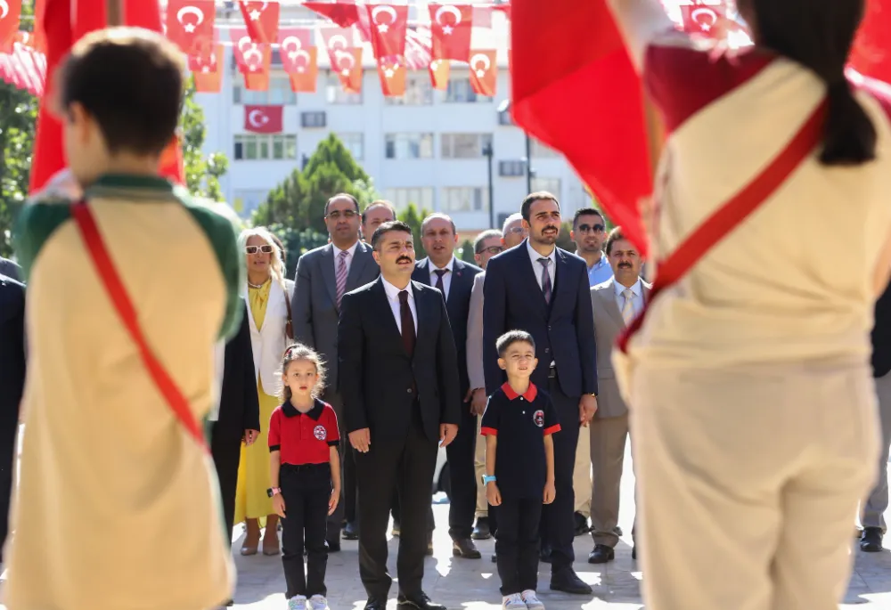 İlköğretim Haftası dolayısıyla Atatürk Anıtına çelenk sunuldu