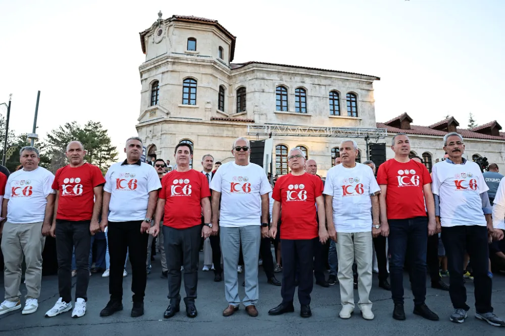 4 Eylül Coşkusu Sivas Halayıyla Taçlandı: 1058 Kişi Aynı Anda Halay Çekti!